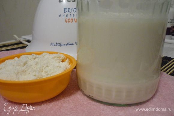 Полученное молоко процедить через несколько слоёв марли, отжать. Полученный жмых не выкидывать, его можно использовать для миндального печенья.