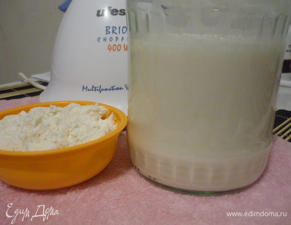 Полученное молоко процедить через несколько слоёв марли, отжать.  Полученный жмых не выкидывать, его можно использовать для миндального печенья.