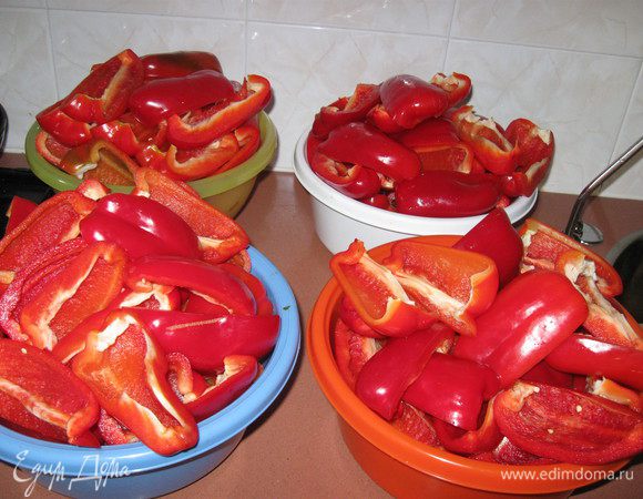Перцы помыть, удалить сердцевину, нарезать мякоть на четвертушки.

