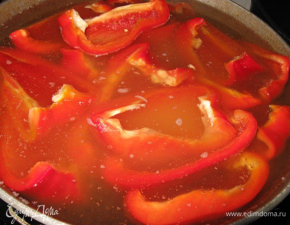 В кастрюлю наливаем воду, масло, насыпаем соль и сахар(уксус не добавлять!!!),доводим до кипения, порциями баланшируем перец 4-5 минут( до изменения цвета) 