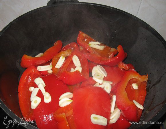 вытаскиваем шумовкой и выкладываем в посуду,в которой он будет хранится, перекладывая большим ко-вом чеснока.