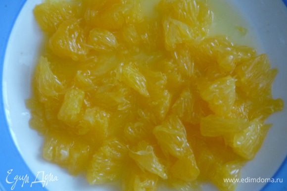 Для фруктового слоя желе очистить апельсин от плёнок