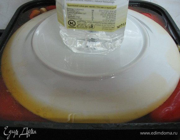 В оставшийся в кастрюле маринад добавляем 1стакан уксуса и доводим до кипения( не кипятить!!!) ,выключаем газ.Полученный маринад разливаем по емкостям с перцеми ставим под гнет.