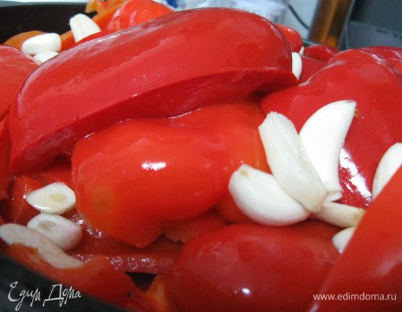 Через несколько дней перец готов и его можно ставить в холодильник.

Рецепт дан на 3 кг очищенных перцев,у меня было 9 кг, значит я все увеличила в 3 раза.