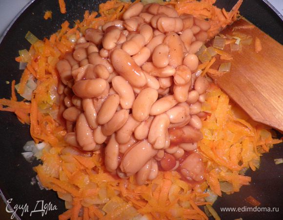 Лук очистить,мелко нарезать и обжарить на растительном масле.
Морковь очистить и натереть на крупной тёрке,добавить к луку и слегка обжарить.Сюда же добавить фасоль.У меня была белая фасоль,но отлично подойдёт и красная фасоль.Всё хорошо перемешать.Начинка для голубцов готова.Хотя можно добавить мелконарезанную зелень и специи.