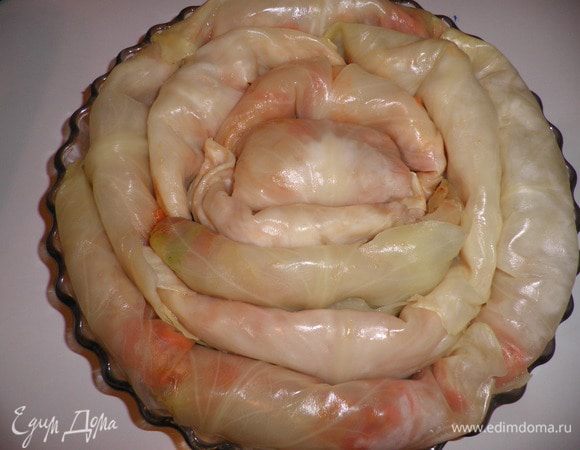 Все трубочки выкладываем в виде улитки в смазанную маслом форму.
Хотя можно просто обжарить голубцы..