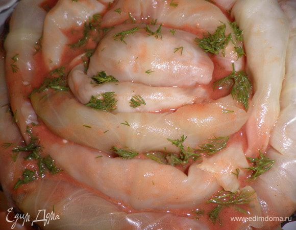 Залить голубцы томатным соусом,для приготовления соуса смешать в 1/2 стакане воды томатную пасту и муку.
Поставить в духовку на 20 минут,при t 200. 