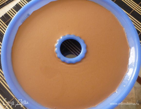 Для двух других слоёв желатин (10 гр)залить водой для набухания, добавить миндальное молоко и, нагревая, довести смесь до полного растворения желатина (не кипятить). Разделить на две части. Белую часть вылить в форму и отправить застывать. В другую добавить шоколад и дождаться пока он полностью растопится. Затем вылить в форму.