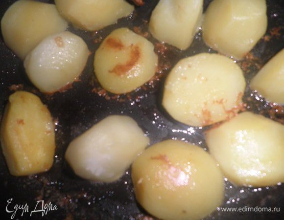 Картофель разрезать пополам,посолить,поперчить и обжарить на подсолнечном масле на сильно разогретой сковороде до золотистого цвета.

