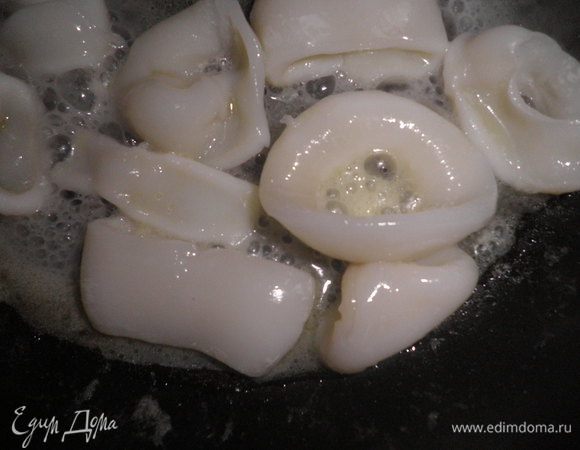 Кальмаров нарезать крупными кусками и обжарить на масле с двух сторон до золотистого цвета.

