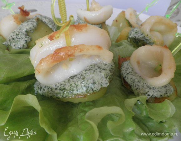 Сверху уложить кальмара и сколоть шпажкой.



