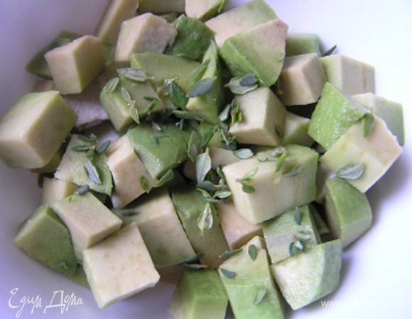 Авокадо нарезать кубиками, добавить сок лайма, перемешать, оборвать листики с веточки тимьяна, добавить к авокадо.