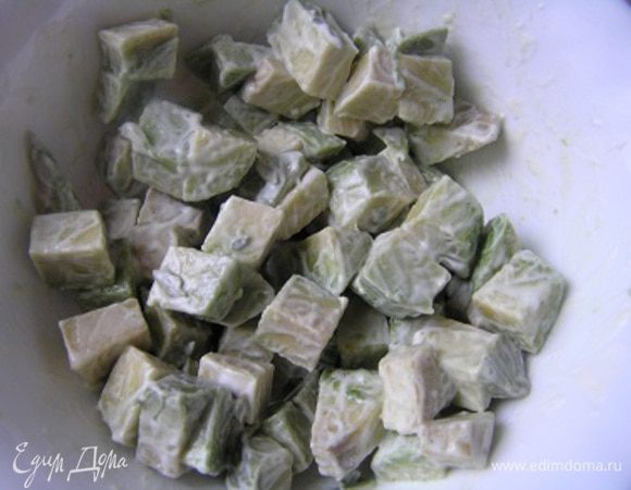 Если авокадо не очень спелое, добавить майонез, перемешать, присолить.