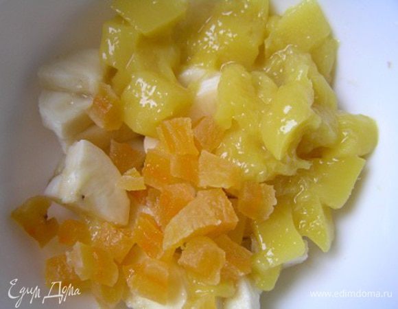 В отдельную посуду выложить нарезанные небольшими кусочками манго, банан и курагу (курагу предварительно замочить минут на 5 в горячей воде для мягкости). Добавить сок лайма перемешать.