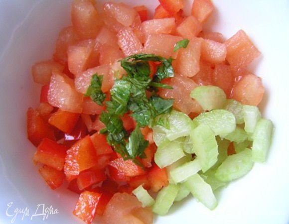 В отдельную посуду выложить нарезанный кубиками помидор (предварительно очищенный от кожицы), добавить нарезанный перец и сельдерей, присолить, добавить мелко нарезанные листики мяты, перемешать.