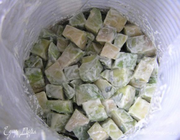 Затем неспеша собрать салат в кольца (у меня 2, которые я застелила пищевой пленкой). Для этого выложить салат из авокадо, разровнять, аккуратно прижимая ложкой.