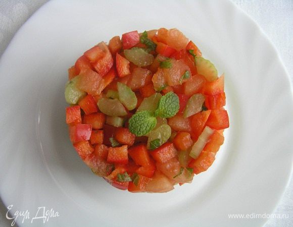 Аккуратно приподнимая кольцо, освободить салат для подачи. Вуаля! 