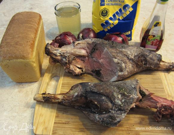 На самом деле я немного слукавил. Вместо говяжьего ростбифа я использовал мясо с запеченных бараньих ножек с чесноком. Как запекать баранью ножку под чесночным соусом вы можете найти у меня в других рецептах.
И из говядины и из баранины данное блюдо получается очень и очень вкусным. В качестве гарнира я применил гарнир из батата, картофеля, сыра феты и пряностей. Этот гарнир вы тоже можете найти в моих рецептах.