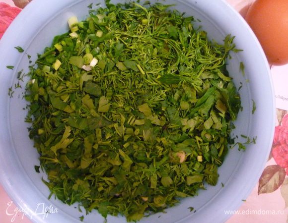 Готовить этот салат лучше всего в глубокой емкости с широким дном. Нужно тщательно смазать емкость подсолнечным маслом. Теперь аккуратно, плотно один к одному выкладываем маринованные грибки шляпкой вниз. Шампиньоны можно заменить опятами или другими грибочками со шляпкой и ножкой. Теперь мелко нарежем зелень и засыпаем ею грибы. Слой зелени должен покрыть грибы полностью