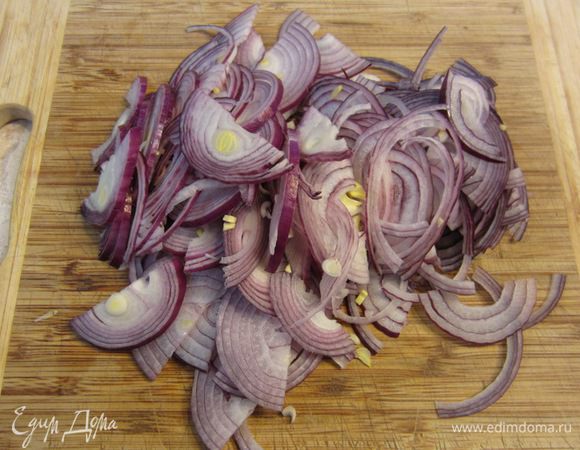 Порежьте мелко лук полукольцами. Чем тоньше вы порежете лук, тем лучше он растворится в соусе - это актуально для тех, кто не любит ощущать лук во рту.