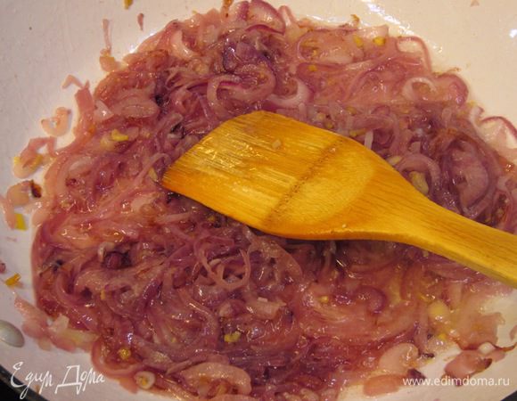 Разогрейте растительное масло в сковороде. Лучше будет, если вы воспользуетесь сковородой с антипригарным покрытием. Выложите лук и тушите его на малом огне. Тушите лук минут 15 до мягкости.