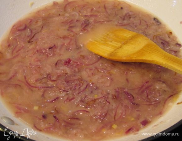 Влейте в сковороду уксус, перемешайте. Влейте бульон. Хорошо перемешайте. Убавьте огонь и тушите в течение 30 минут под крышкой, не забывая периодически перемешивать.