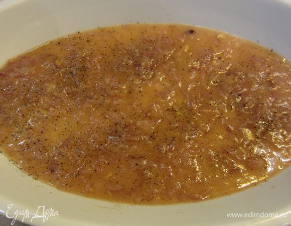 Выложите половину соуса из сковороды в подходящую керамическую посуду, выровняйте соус, посолите и поперчите.