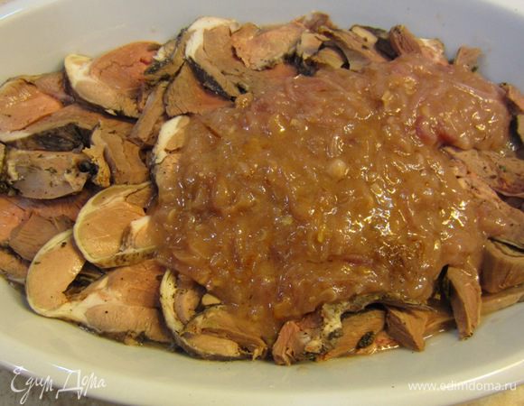 Выложите мясо сверху внахлест. Выложите сверху остальной соус.