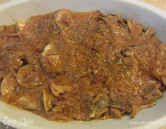 Выровняйте соус, посолите и поперчите сверху. Запекайте в духовке, предварительно разогретой до 180 градусов. Лучше всего это делать в течение 1 часа.