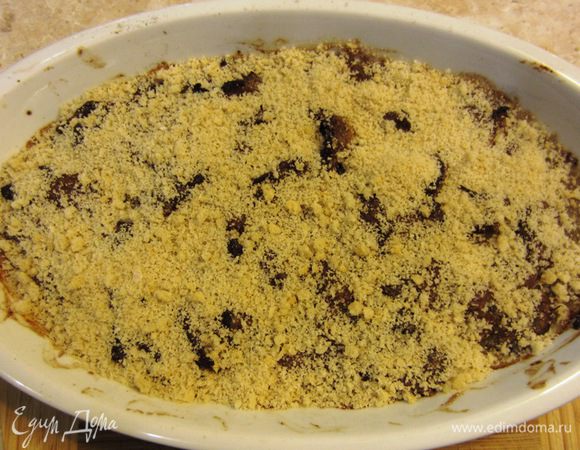 Измельчите в блендере хлеб. Высыпьте равномерно на мясо хлебные крошки. Растопите масло (можно использовать топленое масло, но оно должно быть жидким) и полейте сверху крошки. 