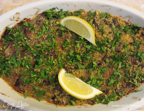 Порубите мелко петрушку и посыпьте сверху на блюдо. Выложите несколько ломтиков лимона на блюдо и поставьте блюдо на стол или презентуйте мясо сверху гарнира.