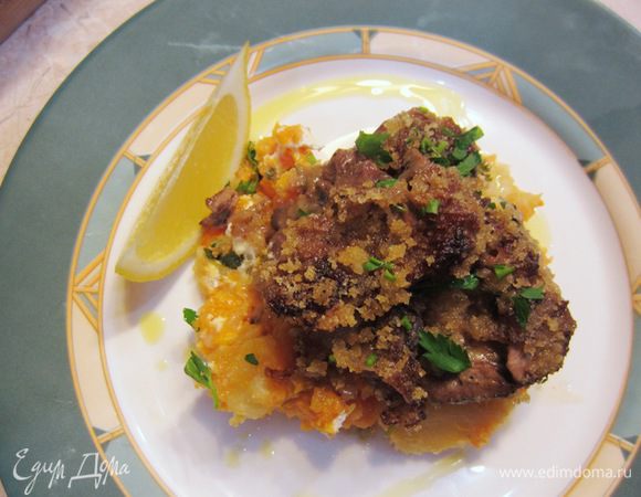 Для этого выложите гарнир посередине тарелки. Часть мяса подденьте лопаточкой и положите его сверху на гарнир. Подавайте с ломтиком лимона, т.к. сок лимона замечательно освежает блюдо.