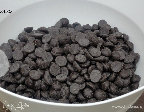 Шоколад, с которым я работаю, в форме капель (это очень удобно именно для работы в домашних условиях).