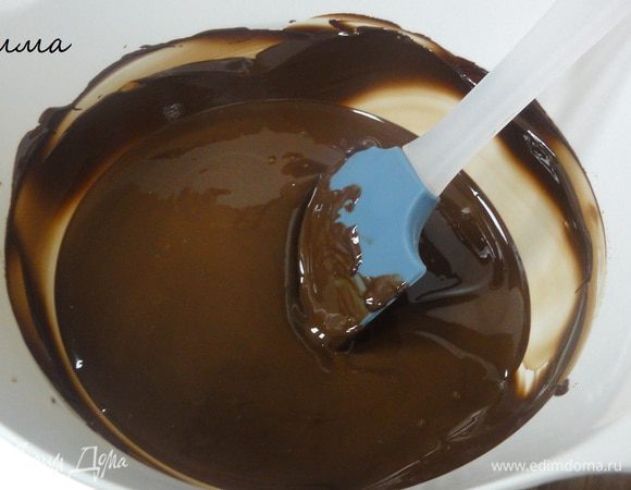 Распустить (растопить) шоколад лучше в микроволновой печи. Поставьте чашу с шоколадом в микроволновку на 10 секунд, достаньте и перемешайте. Повторяйте, пока шоколад не растает. При этом не допускайте перегревания шоколада. Если это произошло, добавьте шоколадных капель (20% от общего количества) с температурой 20°C и перемешивайте, пока шоколад не растает.