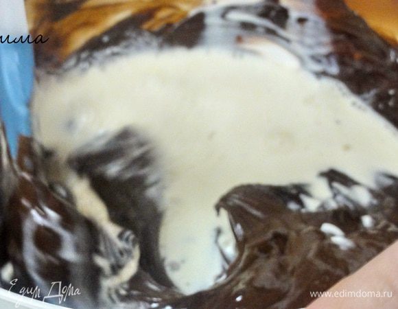 Теперь необходимо нагреть сливки до 35°C и ввести их вместе с маслом комнатной температуры в темперированный шоколад. Все тщательно и энергично перемешать, добавить глюкозу и коньяк.