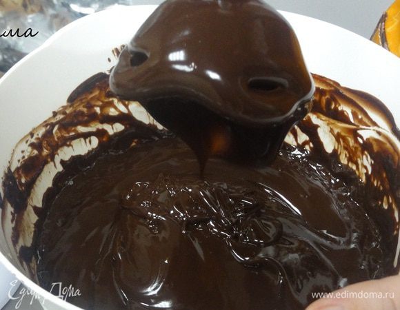 Затем блендером пробейте шоколадную массу до состояния эмульсии. Должна вас предупредить, что блендер будет нагреваться, поэтому лучше работать двумя, давая одному остывать.