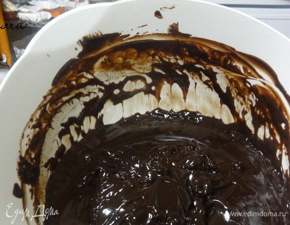 Посмотрите на стенки чаши — шоколадная масса должна от них отделяться! Мы не взбиваем массу, а делаем ее устойчивой! Готовый ганаш можно отсадить на доску. Если вы хотите делать трюфели круглыми, то оставьте его в чаше. Уберите ганаш для «созревания» на 12 часов в прохладное место (не холодильник), температура помещения должна быть 18–20°C.