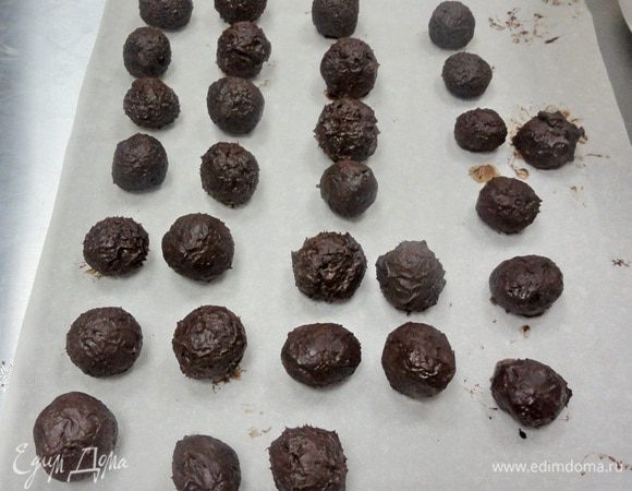 В ложку наберите начинку и придайте форму шарика, дайте немного застыть (минут 5–10).