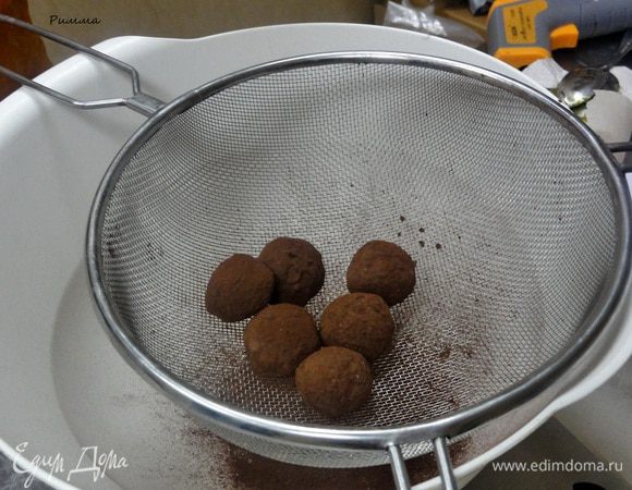 Обваляйте в какао-порошке, излишки стряхните и оставьте конфеты на 15 минут.