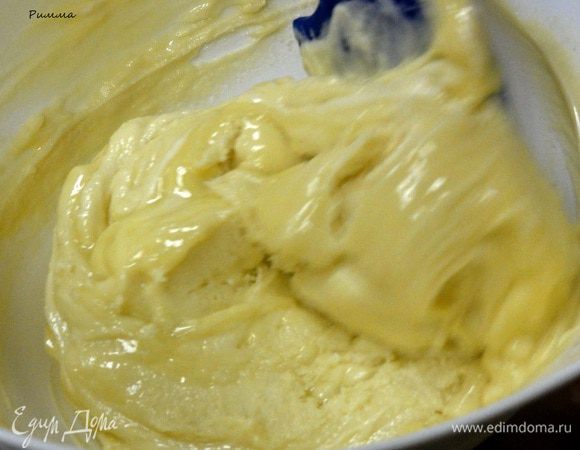 Конфеты из белого шоколада делают тем же путем, нагревают белый шоколад, а остужают до 30°C , потому что белый шоколад изначально содержит больше жиров. Также следует уменьшить и количество сливочного масла для начинки.