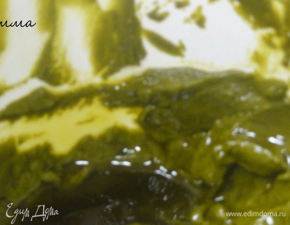 Для приготовления фисташковых трюфелей используют фисташковую пасту и белый шоколад.