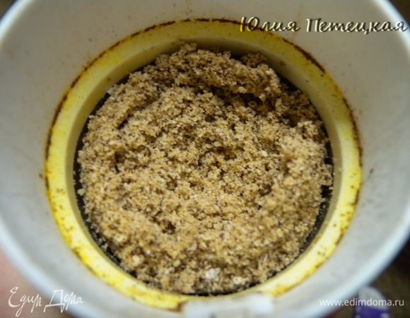 Сначала кокосовое молоко. Можно заранее кокосовую стружку залить водой. Но у меня все было спонтанно. Я просто измельчила стружку в кофемолке (там было немного кофе, я его не высыпала, от сюда и цвет).  Высыпала в кастрюльку, залила водой. Вскипятила. Не процеживала (оставила со жмыхом).  Крахмал развела холодной водой и струйкой влила в сироп помешивая. Дать покипеть 2 минуты (помешивать). Крахмал дает вязкость (как бы вместо яиц). 