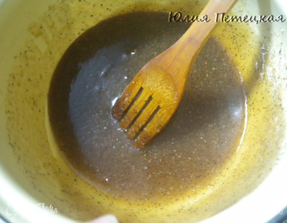 Остудить. Можно и не до комнатной температуры, но так, чтобы не было горячим. Добавить растительное масло. (цвет такой от кофе) 