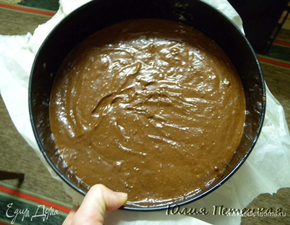 Смешать обе массы миксером (или ложкой). Я добавила немного воды комнатной температуря, так как тесто показалось мне густоватым. Должно быть как на кекс. Перелить в форму и выпекать при 180 до готовности. (Около 30-40 минут). Теста получилось не много. Если сделать двойную дозу, то получится как обычный бисквит (высотой после выпечки). 