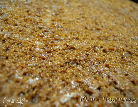 Остудить в форме на решетке. Вынуть. Снять бумагу. Перевернуть и обратно в форму. Видно какой он красивенький и пористый?