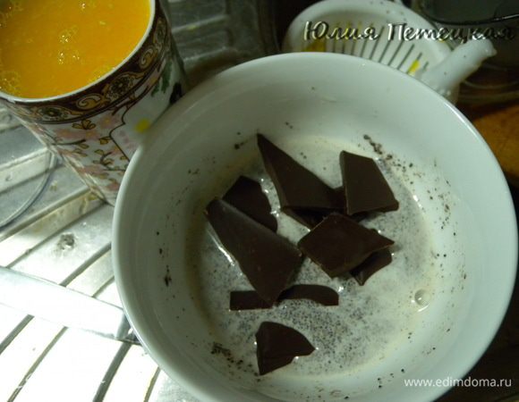 Готовим крем. Крем у меня на молоке, только маковом. Подробнее здесь http://www.edimdoma.ru/recipes/18826. Только  маковый жмых я не отцедила и у меня экспресс вариант. Мак промыла. Дала стечь. Залила водой (50 мл). Взбила погружным блендером. Поломала туда шоколад и отправила в микроволновку на минуту. Перемешала. 