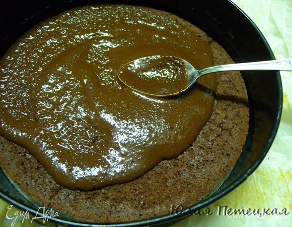 Промазать корж.  Оооочень плотно к стенкам, прям чтобы не было по бокам пробелов. Отправляем в холодильник. 