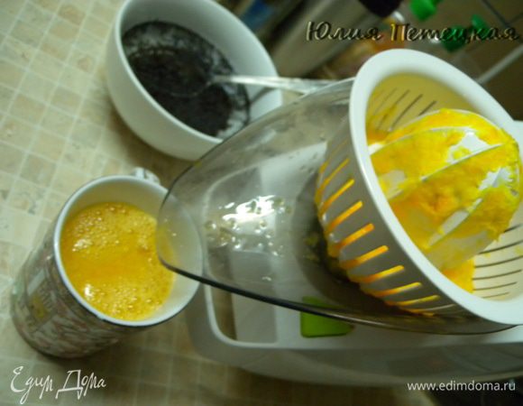 Суфле. Готовим фреш. Или берем покупной сок. У меня получилось 350 мл с 2-х апельсинов. Желатин (полная столовая ложка быстрорастворимого) залить 50 мл горячей волы и растворить. К соку можно добавить сахара. Я добавила 1 ч л сахарной пудры. Соединить желатин с соком. 