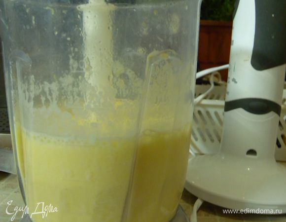 И взбить в чаше блендела около 5-7 минут. Тут прикол. Желатин в холодном соке начинает застывать. А при взбивании много воздужа. И желе из сока превращается как бы в суфле. Тут у меня появилась небольшая ошибка. Апельсины были комнатной температуры. Нужно было сок или их сильно охладить. Я, когда вылила на торт суфле, оно еще не сильно начало застывать и часть бульбушек полопало. При взбивании с 400 мл сока получилось 700 мл? Но при застывании уменьшилось немного. Так что охлаждайте. 