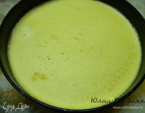 Вылила суфле на крем  и отправила в морозилку. Примечание. Лучше лить не на крем а подставить ложку, чтобы крем не размывался струей.  